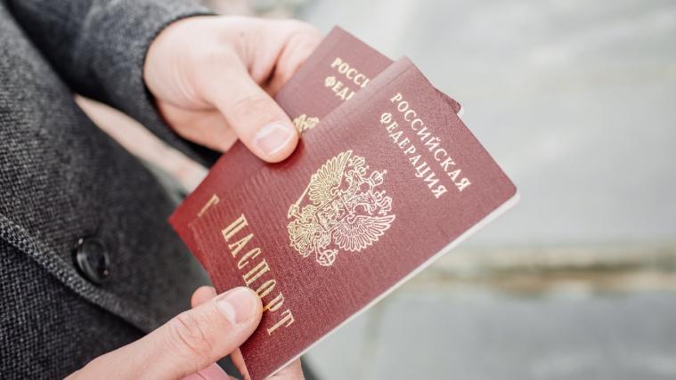 Літніх людей на Луганщині погрозами змушують отримувати паспорти РФ, - ЛОВА