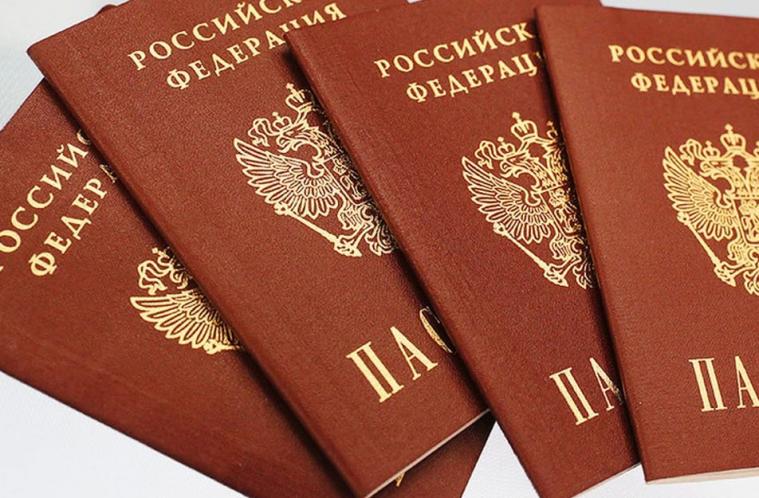 На Луганщині окупанти вдаються до шантажу для паспортизації підлітків