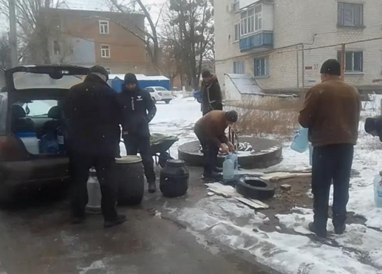 У Лисичанську окупанти встановили на вулиці крани з водою