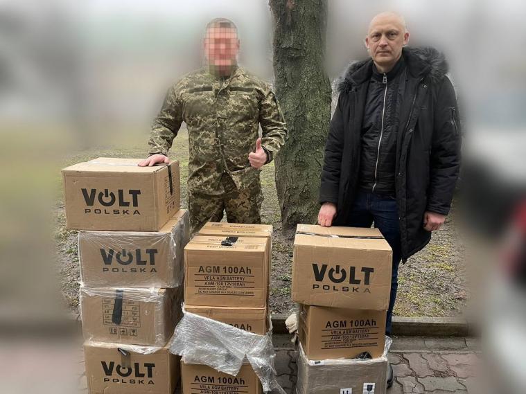 Українські захисники отримали інвертори та акумулятори від Сєвєродонецька