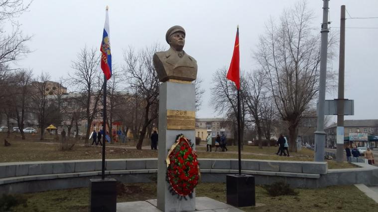 Окупанти поставили демонтований пам’ятник Ворошилову на Луганщині