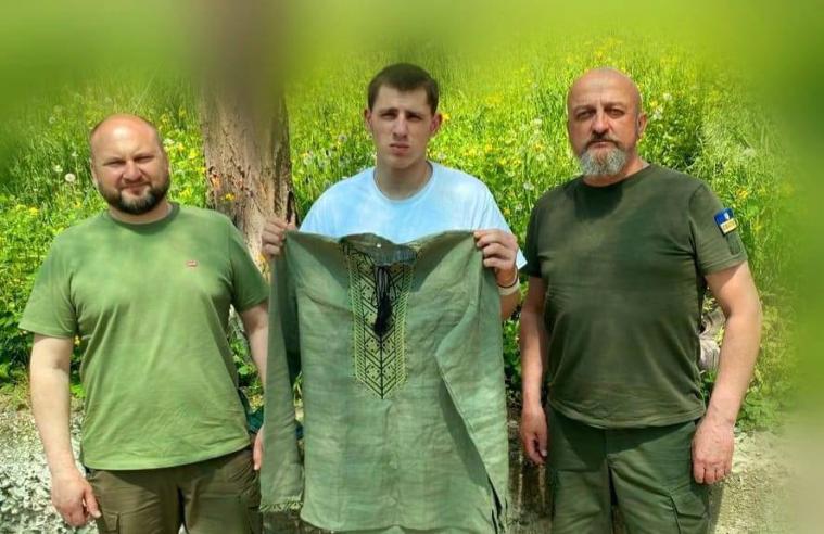 Пораненому оборонцю Луганщини сватівчани подарували вишиванку