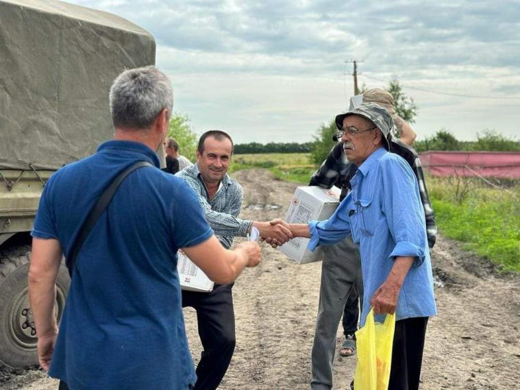 Жителів звільнених сіл Луганщини проконсультували терапевт і стоматолог, населенню доставили продукти та хліб