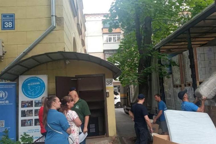 У Харкові ВПО з Луганщини отримали постіль, рушники, посуд та засоби гігієни