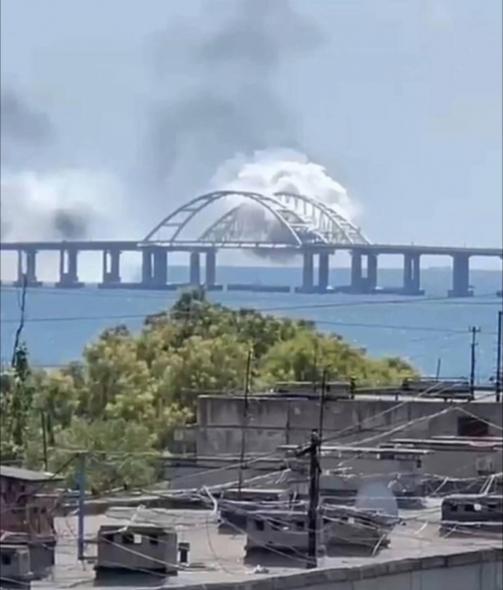 В районі Кримського мосту вдруге за день лунають вибухи