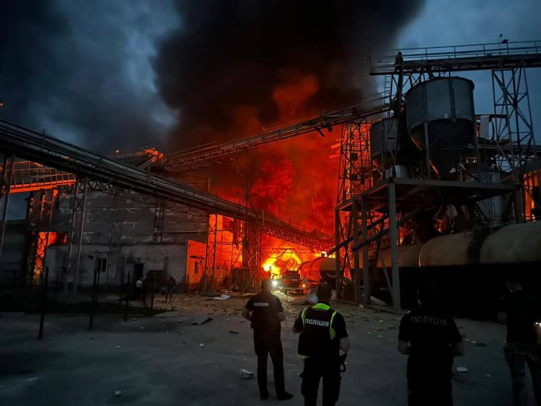 Ракетний удар рф по Полтавщині: вибухнув олійний завод, загинули працівники нічної зміни
