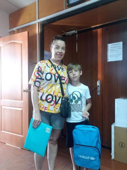 ЮНІСЕФ передав луганським першокласникам рюкзаки з павербанками