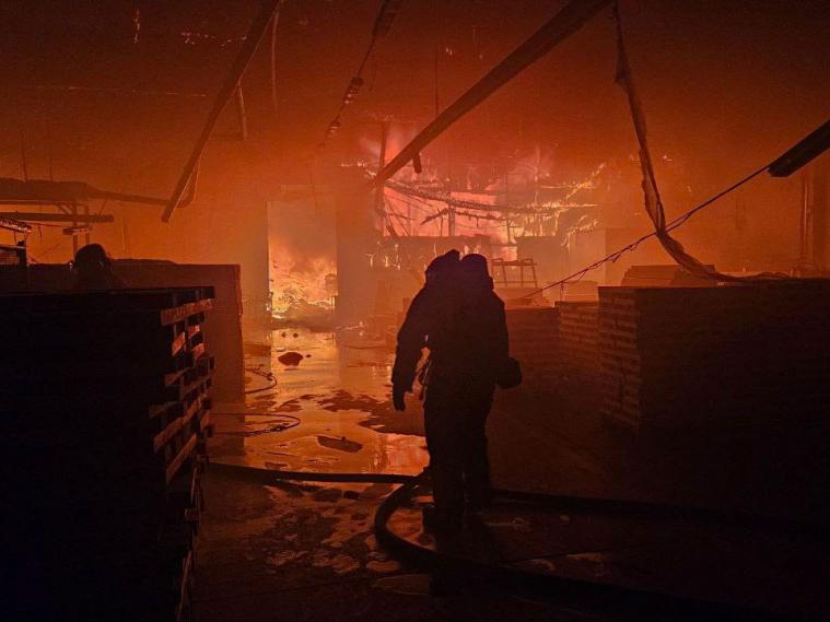 У Львові палають склади після влучання "шахедів", під завалами знайшли загиблого (оновлено)