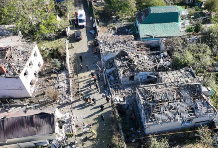 Росіяни завдали удару по передмістю Дніпра: розбиті будинки, є загибла і поранені (ФОТО)