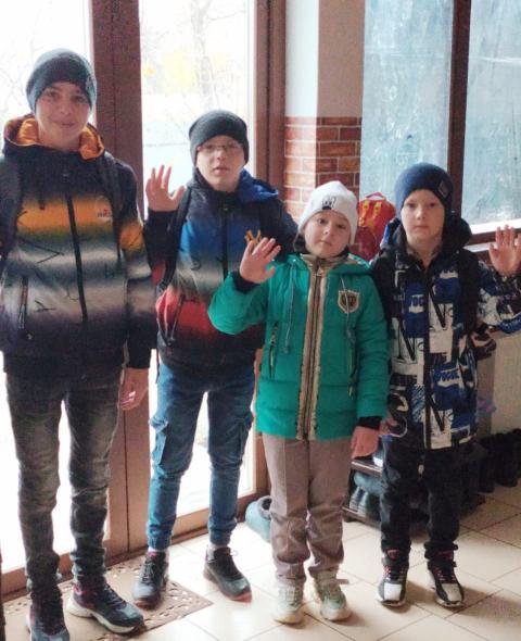 З окупованої Луганщини евакуювалася жінка з п'ятьма вихованцями дитячого будинку сімейного типу 