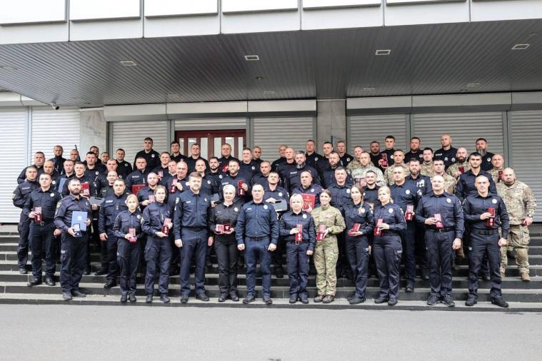 Луганські поліцейські, які витягли з-під вогню пораненого волонтера, отримали нагороду «За врятоване життя»