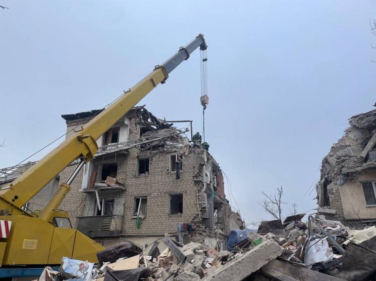 Російський обстріл міста Селидове: загиблих стало більше, завали багатоповерхівки досі розбирають (ФОТО)