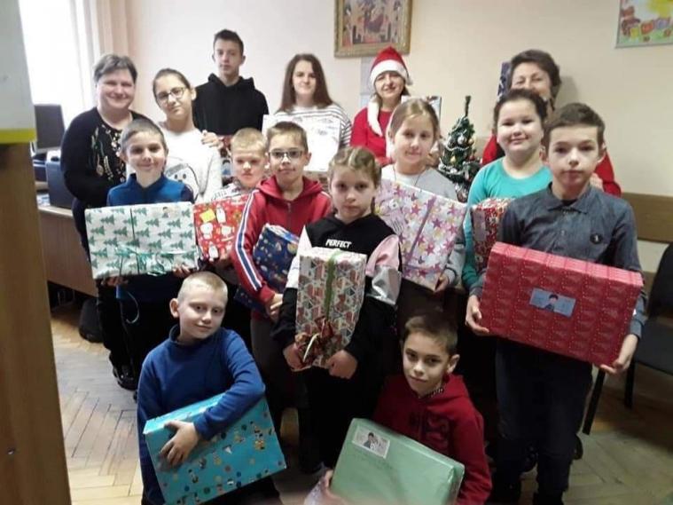 Діти з Луганщини отримали подарунки від "таємних сант"