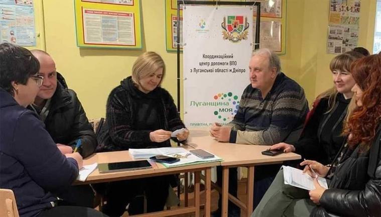 Переселенців з Луганщини в Дніпрі консультують юрист, психолог, спеціаліст із зайнятості