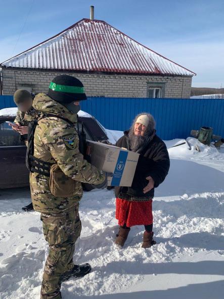 Луганські поліцейські передали допомогу жителям Греківки 