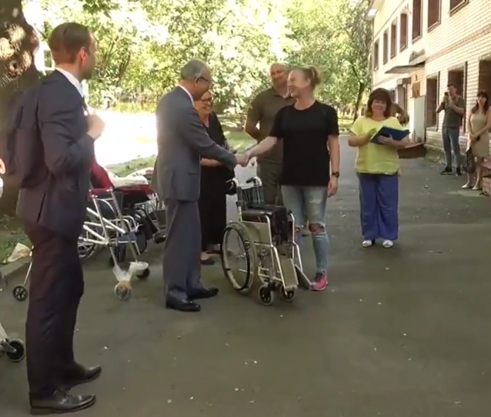 Японський посол передав інвалідні візки луганським переселенцям