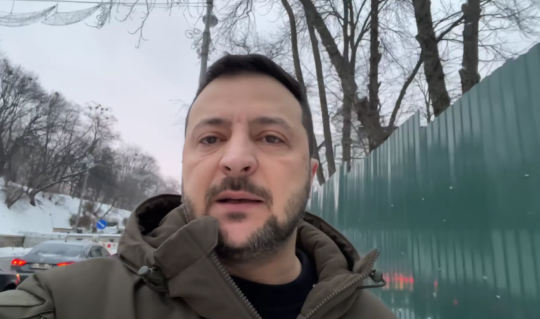 Зеленський показав, що завдяки ЗСУ він вільно гуляє Києвом: "Від Офісу президента йду, а не чужого гауляйтера"