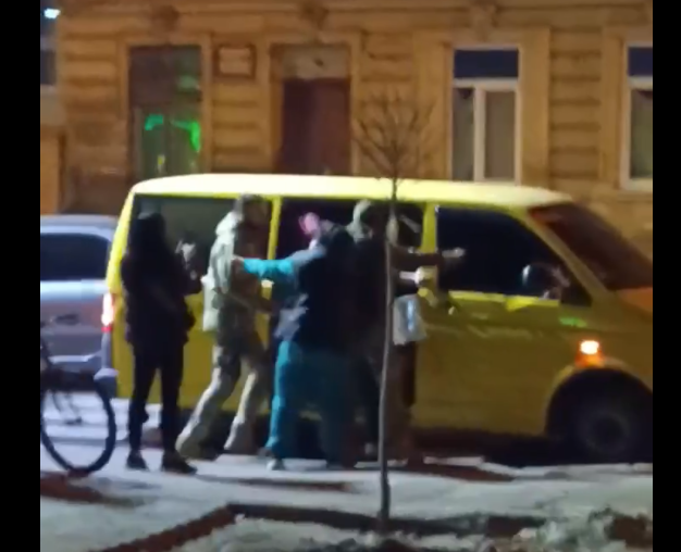 Мобілізація у Львові: працівники ТЦК схопили чоловіка посеред вулиці і заштовхали в автобус