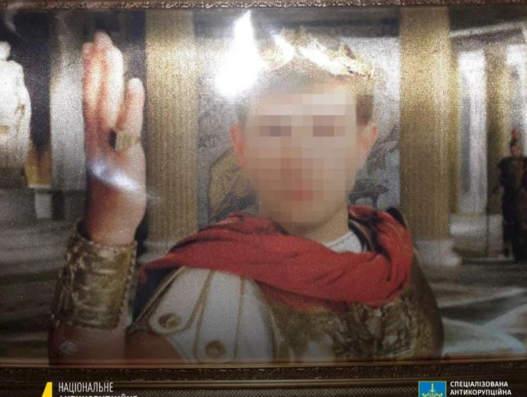 В Україні на хабарі у $4 тис. викрили суддю, який має портрет в образі Цезаря у стилі Пшонки (ФОТО)