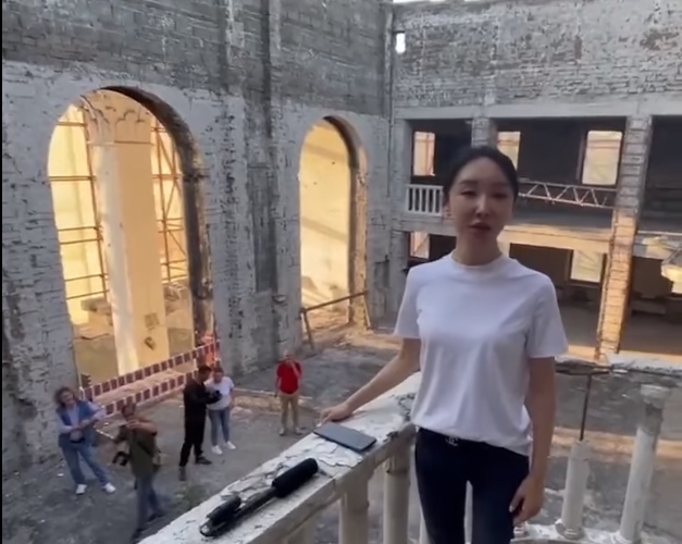 Китайська співачка заспівала російську "Катюшу" на руїнах драмтеатру Маруполя: в МЗС відреагували 