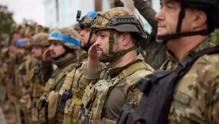 Українці найбільше довіряють ЗСУ і добровольчим загонам. Президент на сьомому місці, — опитування