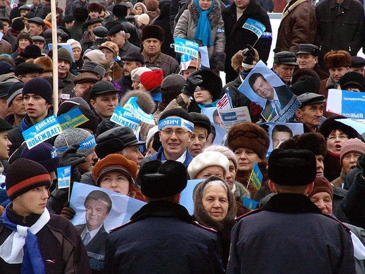 Мітинг на підтримку кандидата в Президенти України Віктора Януковича, 2004 рік (джерело - ОстроВ).