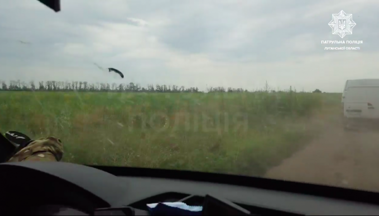Патрульні потрапили під обстріл під час доставки гуманітарної допомоги деокупованим селам Луганщини (ВІДЕО)