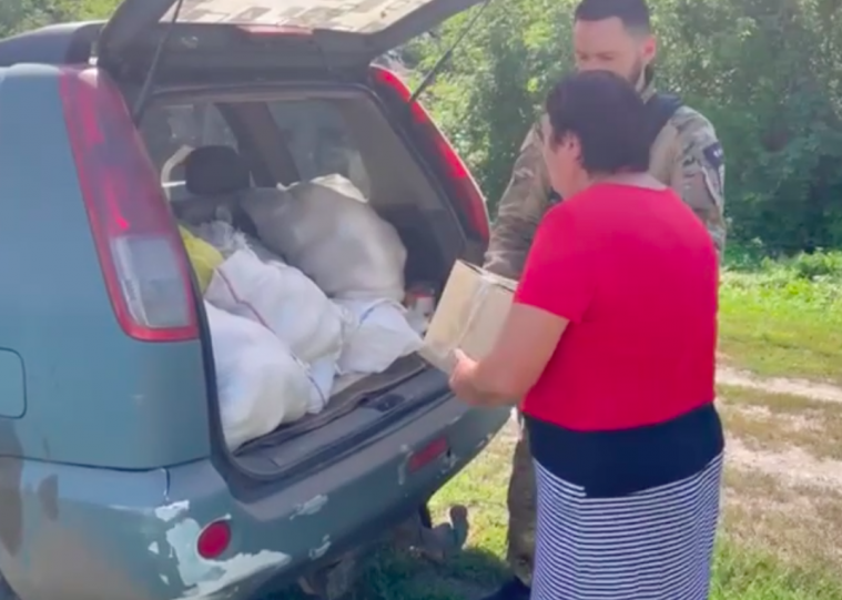 Поліція доставила хліб в деокуповане село на Луганщині (ВІДЕО)