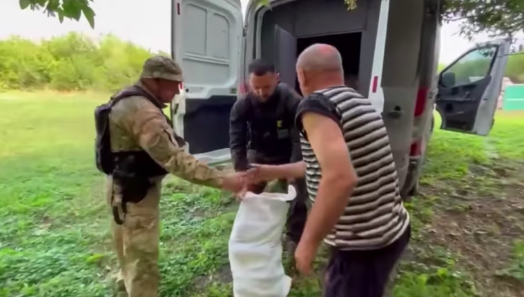У деокуповані села Луганщини доставили чергову “гуманітарку” (ВІДЕО)