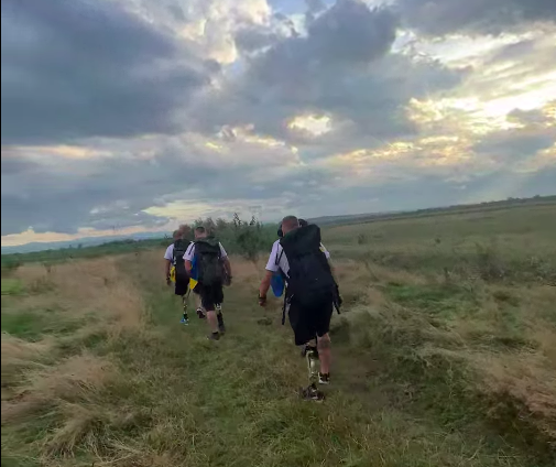 “Збір коштів для побратимів”: луганський прикордонник на протезі пройшов понад 30 км Карпатами (ВІДЕО)
