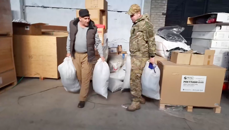 Мешканцям прифронтової Луганщини привезли теплий одяг (ВІДЕО)