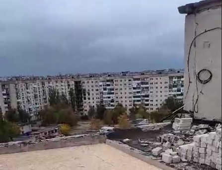 У мережі показали, як ремонтують дахи багатоповерхівок у Сєвєродонецьку (ВІДЕО)