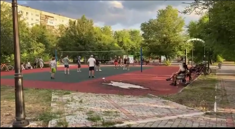  Окупанти у Сєвєродонецьку хизуються баскетбольним майданчиком, відкритим ще у 2019 році