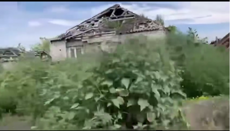 Поліція Луганщини доставила допомогу у звільнені села та показала руйнування (ВІДЕО)