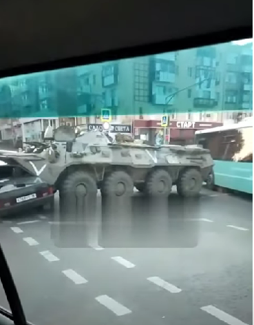 У Луганську БТР окупантів  переїхав цивільне авто