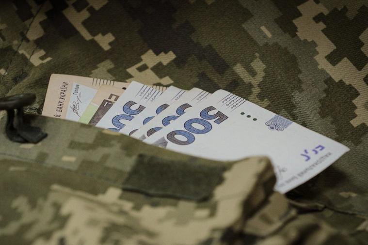 Україна втратила 186,6 млн грн, виплачуючи "бойові" військовим у тилу
