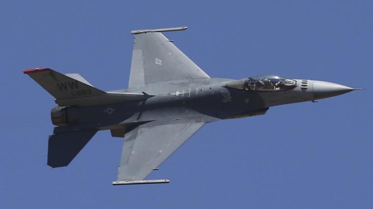 12 українських пілотів влітку будуть керувати винищувачами F-16 – NYT