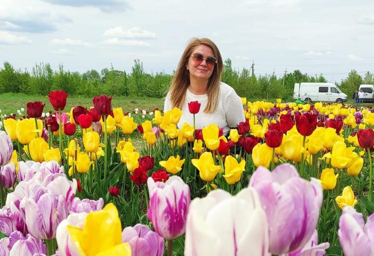 Сєвєродонецька волонтерка організувала створення квіткової алеї луганських ВПО на Прикарпатті