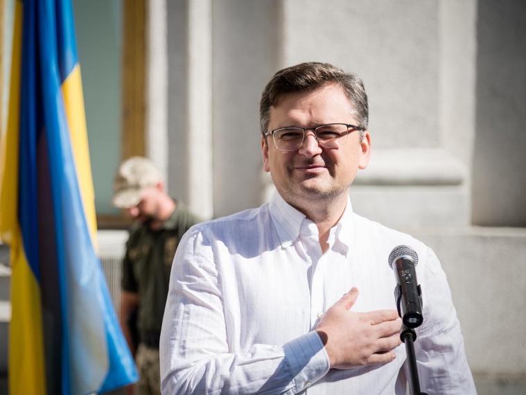 Кулеба назвав "справедливим ставленням" позбавлення українців консульських послуг за кордоном