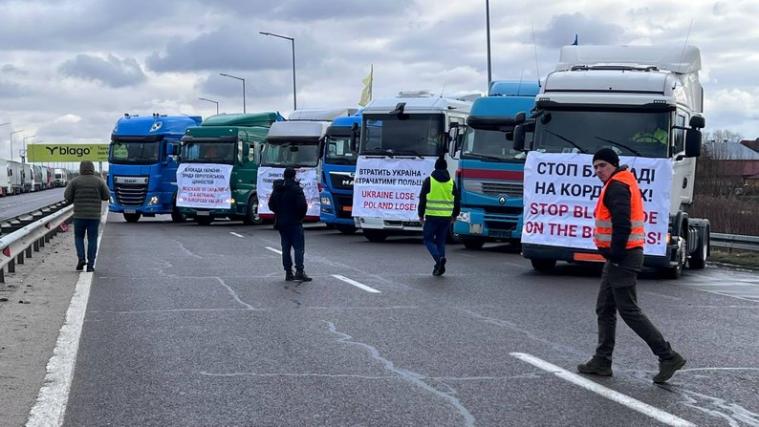 Українські перевізники також заблокували поляків на кордоні: обіцяють стояти цілодобово