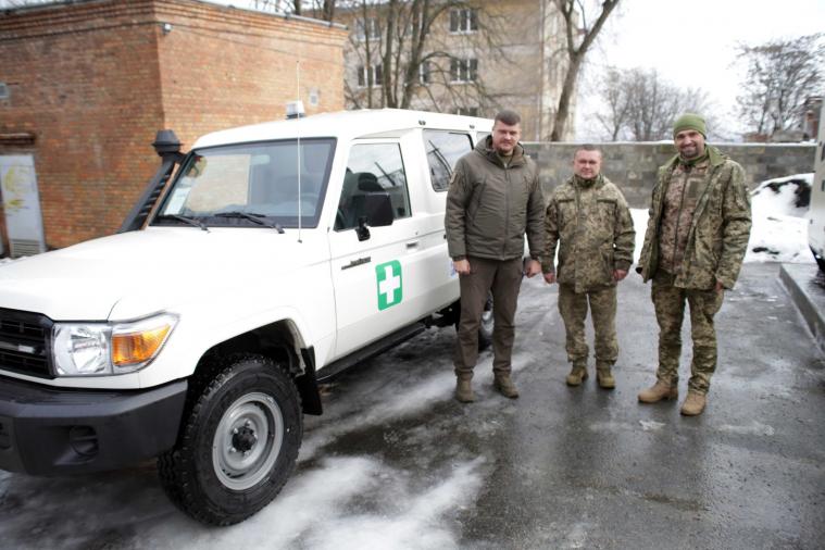 Луганчани передали військовим медичну автівку