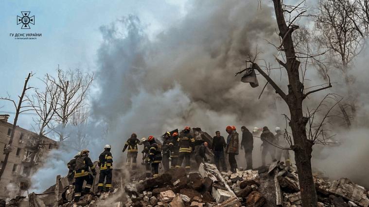 Масована ракетна атака на Харків: луганські рятувальники допомагають розбирати зруйновані будівлі