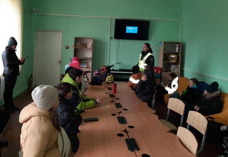 Дніпропетровські поліцейські навчали дітей луганських ВПО дорожнім правилам для велосипедистів