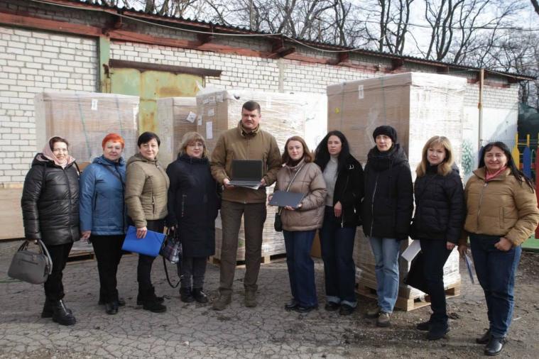 Закладам освіти Луганщини передали ще 2,5 тисячі гаджетів та розповіли умови користування ними