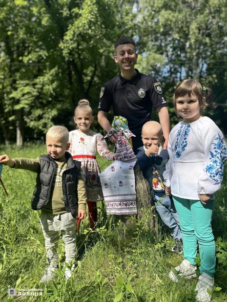 Поліцейські разом з дітьми-переселенцями з Луганщини провели захід до Дня вишиванки