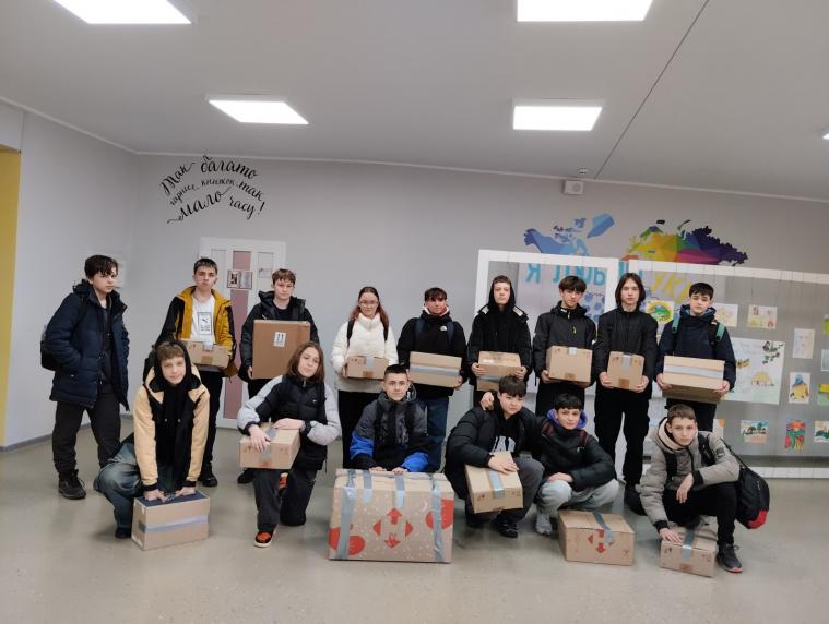 Учні Новодністровської гімназії зібрали для дітей Луганщини допомогу
