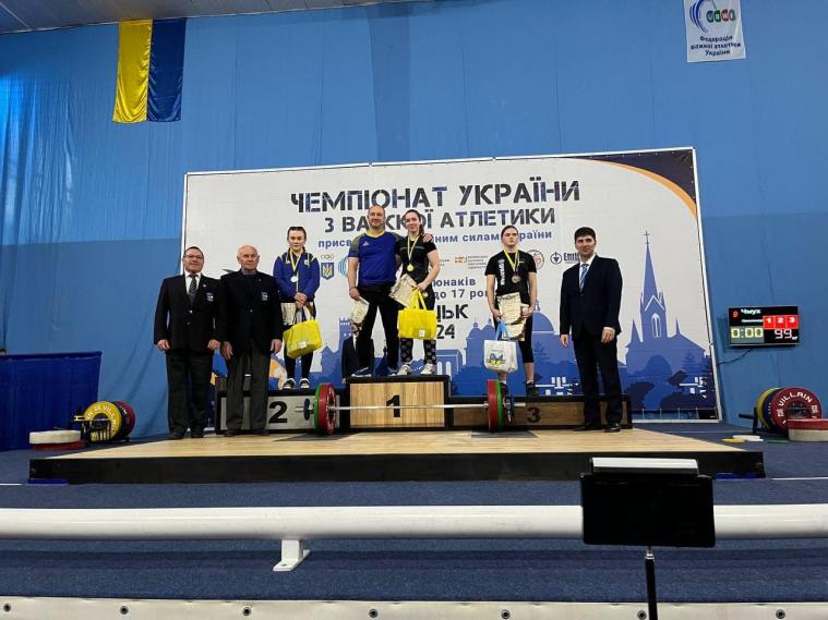 Луганчанка виборола три “золота” на всеукраїнських змаганнях з важкої атлетики