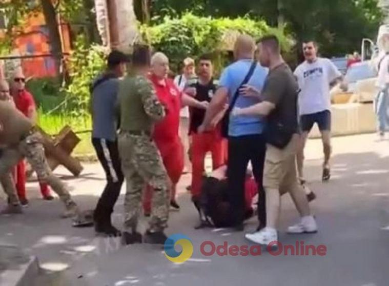 В Одесі спалахнула бійка між працівниками ТЦК і медиками "швидкої" (ВІДЕО)