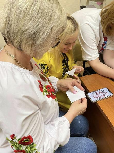 У Харкові для луганських ВПО провели майстер-клас з вишиванок