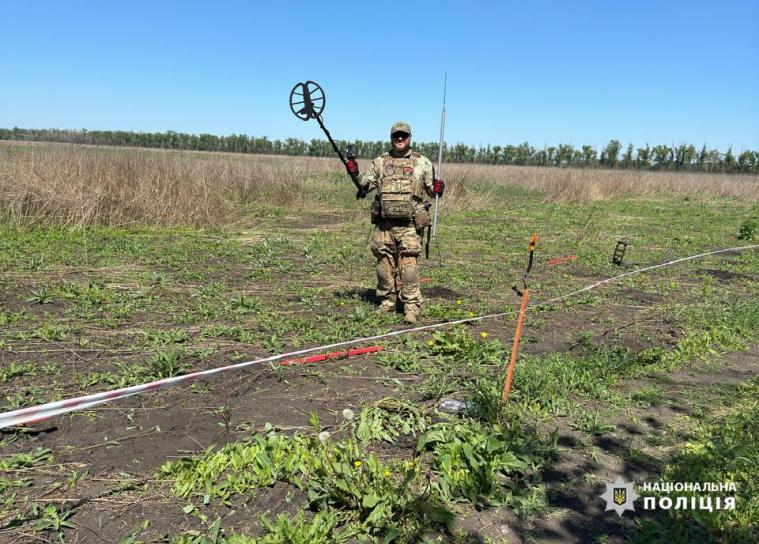 Луганські поліцейські-вибухотехніки допомагають розміновувати Харківщину